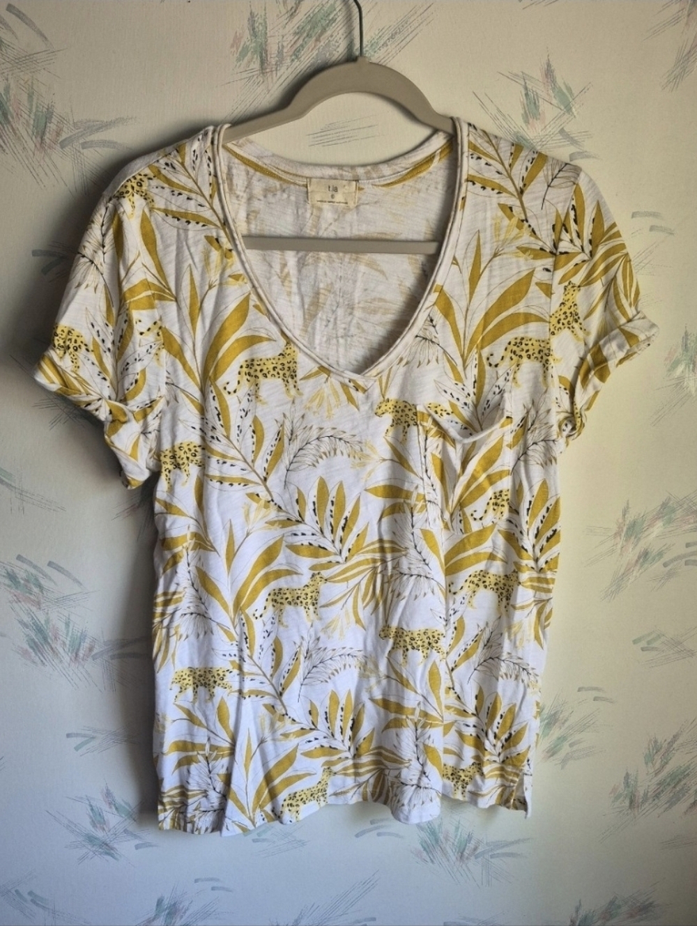 Anthropologie t.la Cheetah Palm Print Tee V-neck Size Small